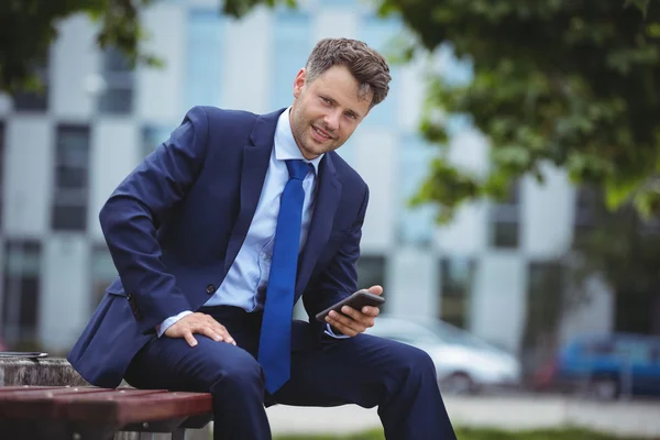 Zakenman met mobiele telefoon — Stockfoto