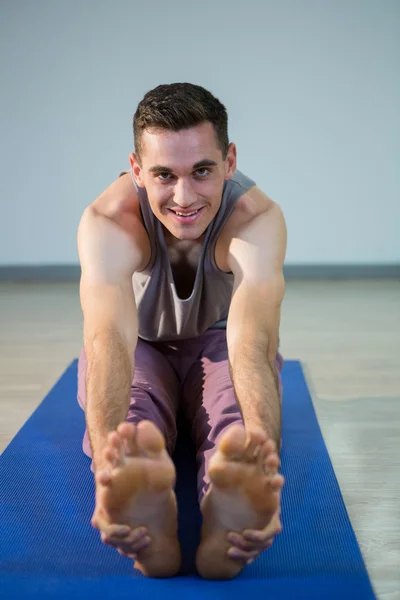 Uomo che esegue yoga — Foto Stock