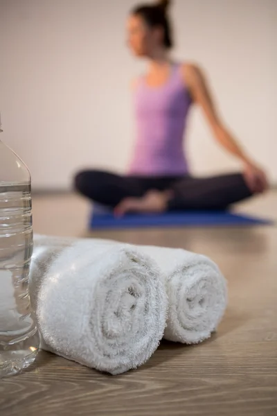 Rollhandtücher und Wasserflasche im Fitnessstudio — Stockfoto