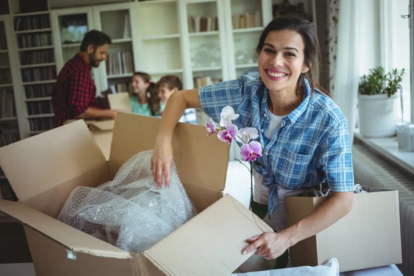 Mujer desembalaje cajas de cartón —  Fotos de Stock