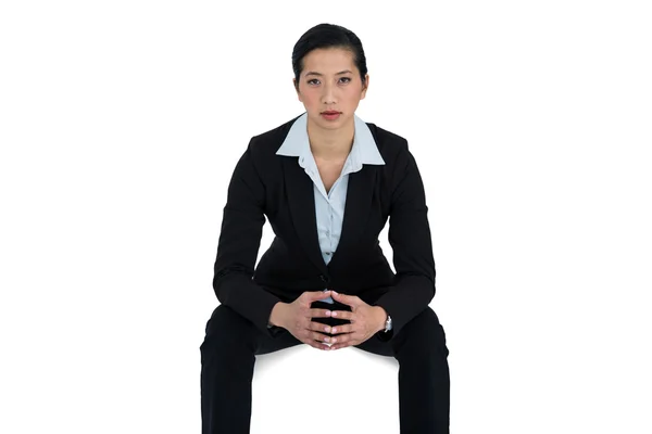 Уверенность деловая женщина сидит — стоковое фото