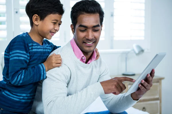 Vader weergegeven: digitale tafel aan zoon — Stockfoto