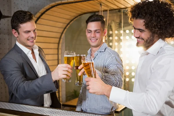 Grupp vänner rosta ett glas öl — Stockfoto