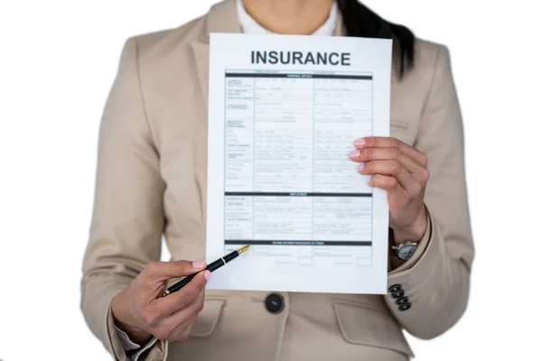 Empresária mostrando contrato de seguro — Fotografia de Stock