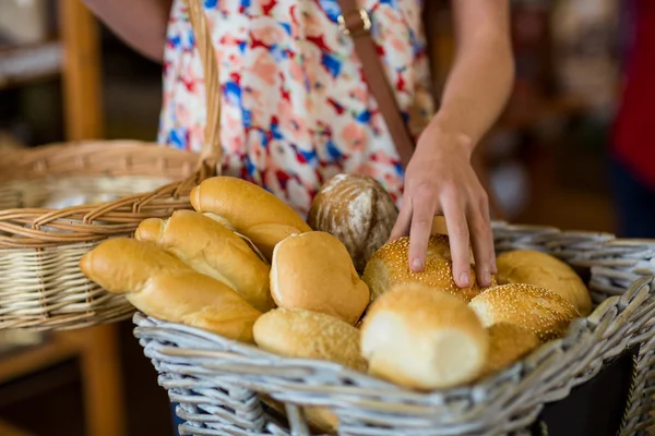Kobieta, wybierając chleb — Zdjęcie stockowe