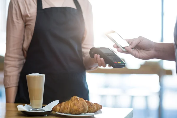 Man betala räkningen genom smartphone — Stockfoto