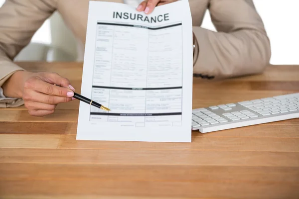 Businesswoman showing insurance contract — Stock fotografie