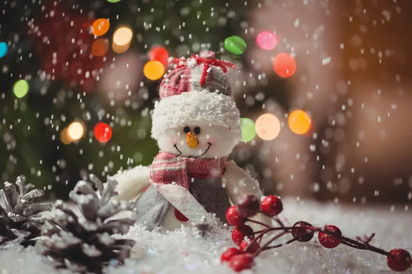 Boneco de neve e cone de pinheiro na neve — Fotografia de Stock