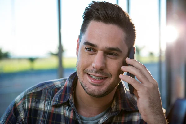 Hombre guapo hablando por teléfono —  Fotos de Stock