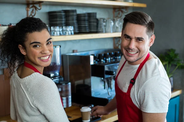 Camarera sonriente y camarero en la cafetería — Foto de Stock