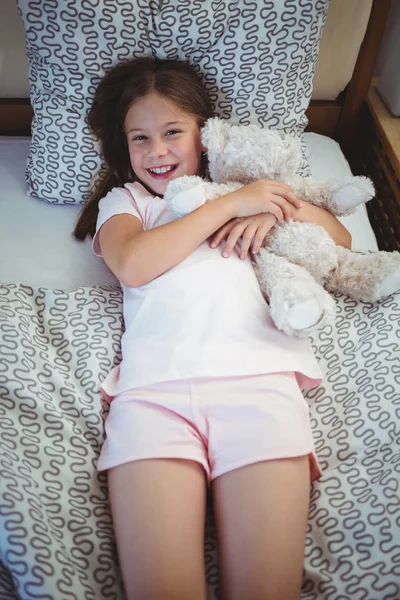 Mädchen liegt mit einem Teddybär — Stockfoto