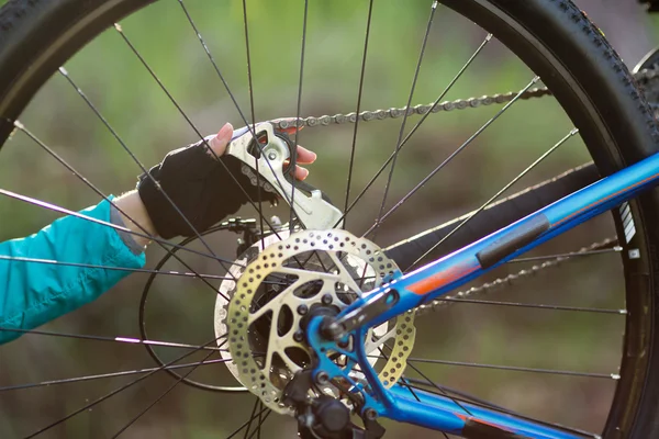 Mão de motociclista feminino reparando bicicleta de montanha — Fotografia de Stock