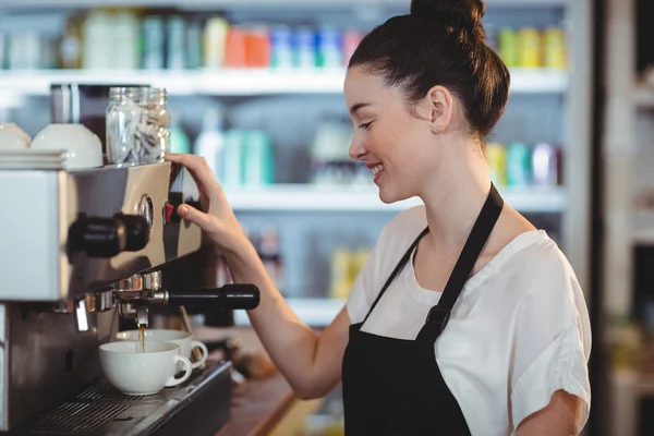 Kellnerin kocht Tasse Kaffee — Stockfoto