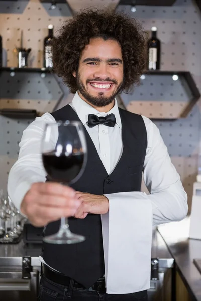 Μπάρμαν σερβίρει ποτήρι κόκκινο κρασί — Φωτογραφία Αρχείου