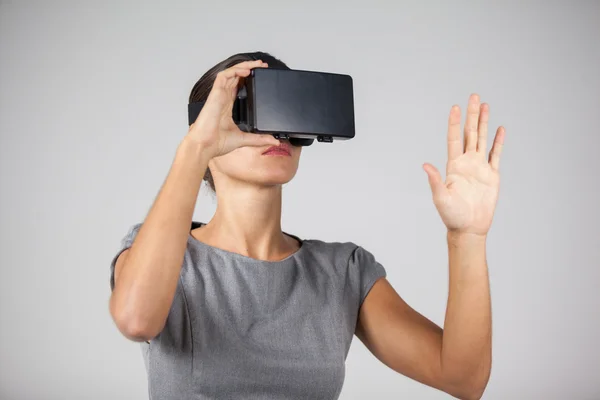 Frau mit Virtual-Reality-Headset — Stockfoto