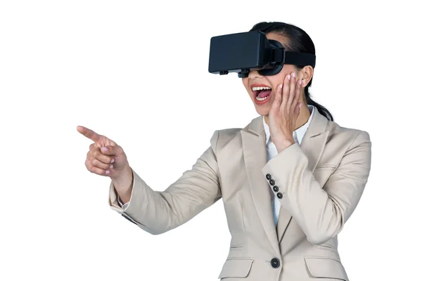 Επιχειρηματίας χρησιμοποιώντας σετ κεφαλής εικονικής πραγματικότητας — Φωτογραφία Αρχείου