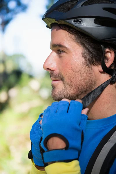 Erkek dağ bisikletçinin Bisiklet kaskı takıyor — Stok fotoğraf