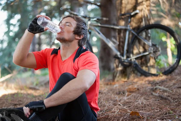 Erkek dağ bisikletçinin içme suyu — Stok fotoğraf