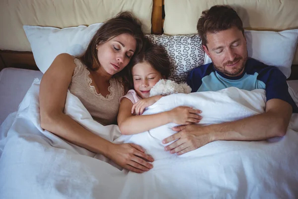 Familj sova på sängen — Stockfoto