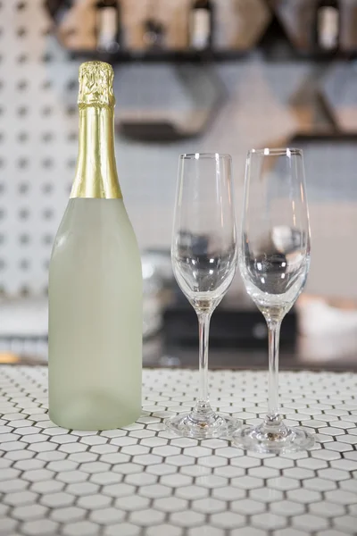 Champagnefles en champagne fluit — Stockfoto
