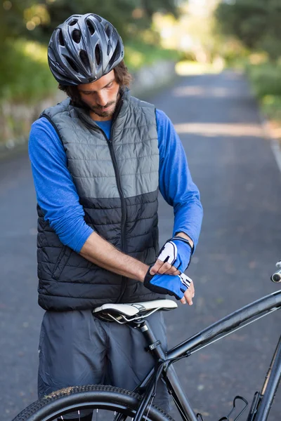 Homme motard portant des gants de sport — Photo