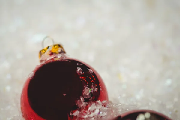 Bolas de Navidad en la nieve — Foto de Stock