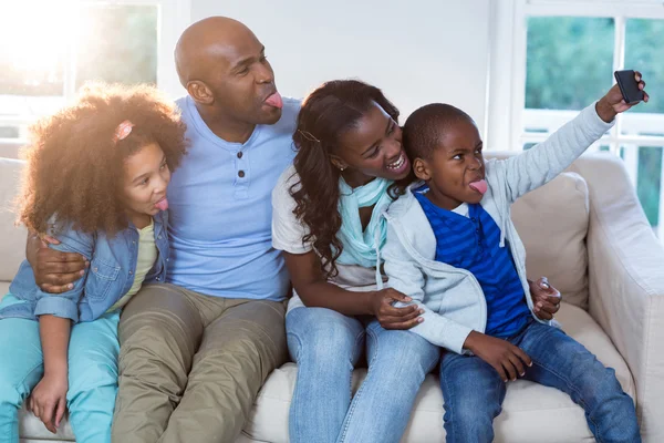 Familjen tar selfie från mobiltelefon — Stockfoto