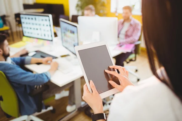 Uitvoerend met behulp van digitale tablet — Stockfoto