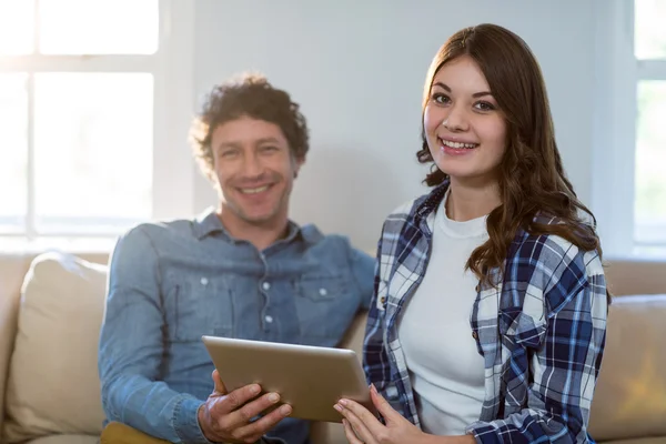 Casal segurando tablet digital — Fotografia de Stock