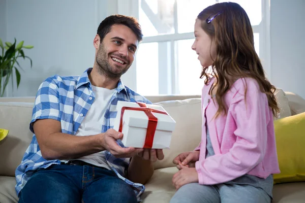 Father giving gift to daughter — Stock Photo, Image