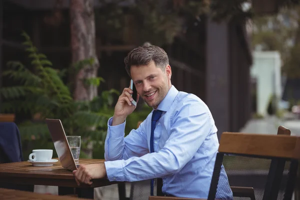 Empresario hablando por teléfono móvil — Foto de Stock