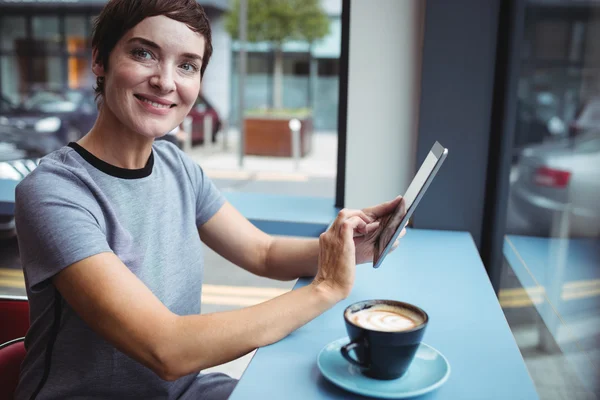 Affärskvinna med surfplatta med kopp kaffe — Stockfoto