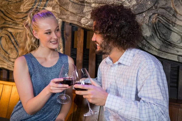 乾杯ワインのグラスのカップルのバー — ストック写真