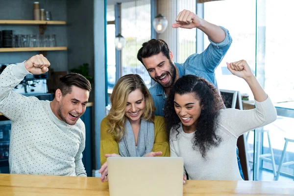 Ler vänner med laptop — Stockfoto