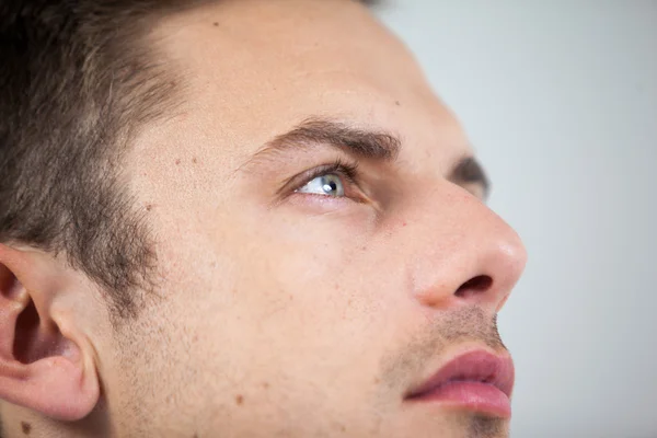 Man wearing contact lens — Stock Photo, Image