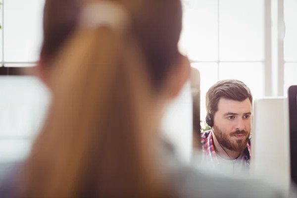 Zakenman samen met collega op computer — Stockfoto