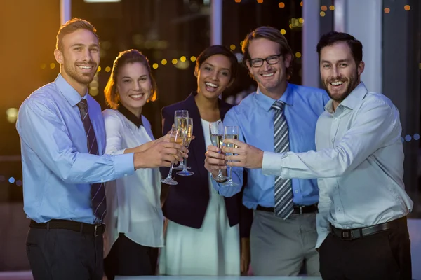 Pessoas de negócios brindar copos de champanhe — Fotografia de Stock