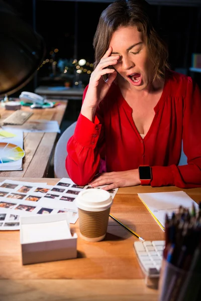 Mujer de negocios estresada bostezando en su escritorio — Foto de Stock