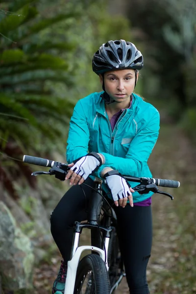 Motociclista donna in piedi con mountain bike — Foto Stock