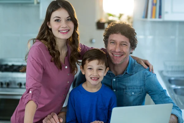 Família usando laptop na cozinha — Fotografia de Stock