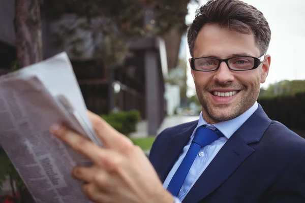 Gutaussehender Geschäftsmann liest Zeitung — Stockfoto