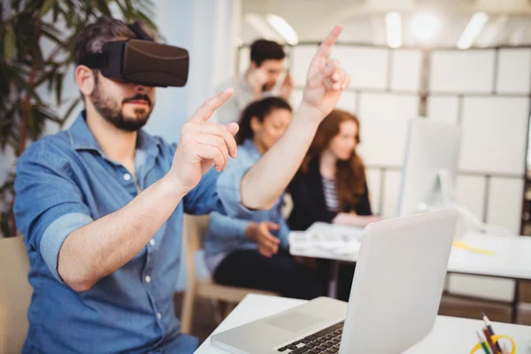 Homem de negócios usando headset realidade virtual — Fotografia de Stock