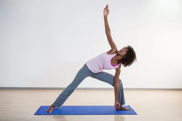 Kvinnan utför yoga — Stockfoto