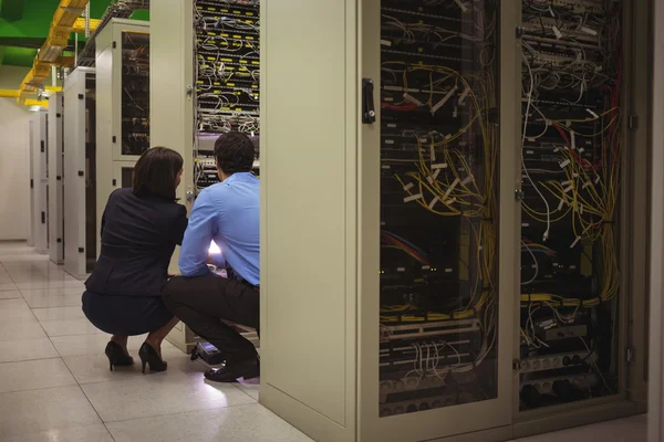 Technicians analyzing server — ストック写真