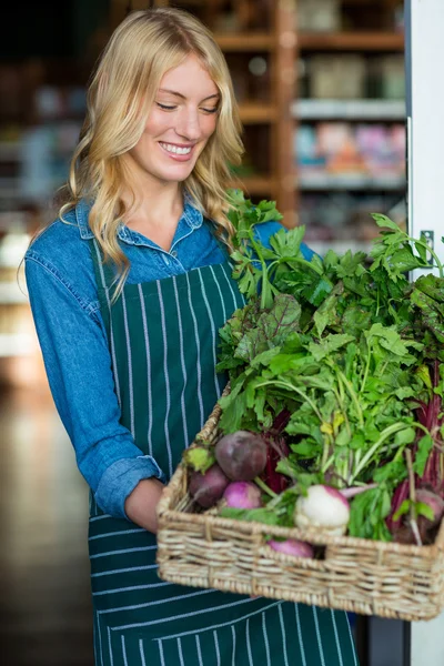 Functionarissen die mand met verse groenten — Stockfoto