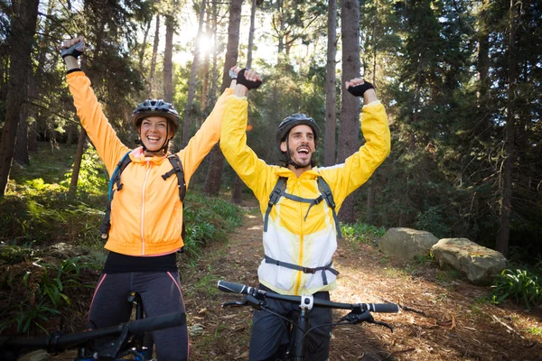 Biker casal com bicicleta de montanha no campo — Fotografia de Stock