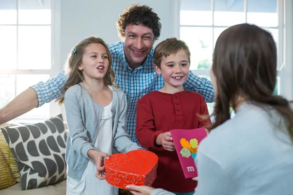 Niños regalando a su madre —  Fotos de Stock