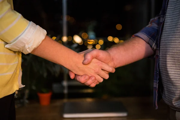 Businessman shaking hands with colleague — Stock Photo, Image