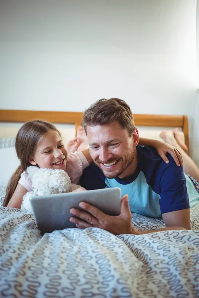 Pai com filha usando tablet — Fotografia de Stock