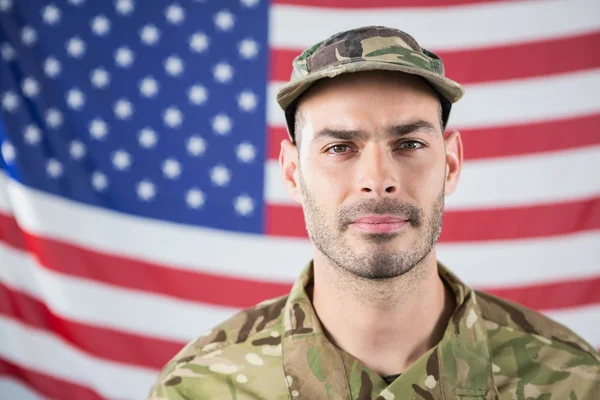 Soldado confiado contra bandera americana — Foto de Stock
